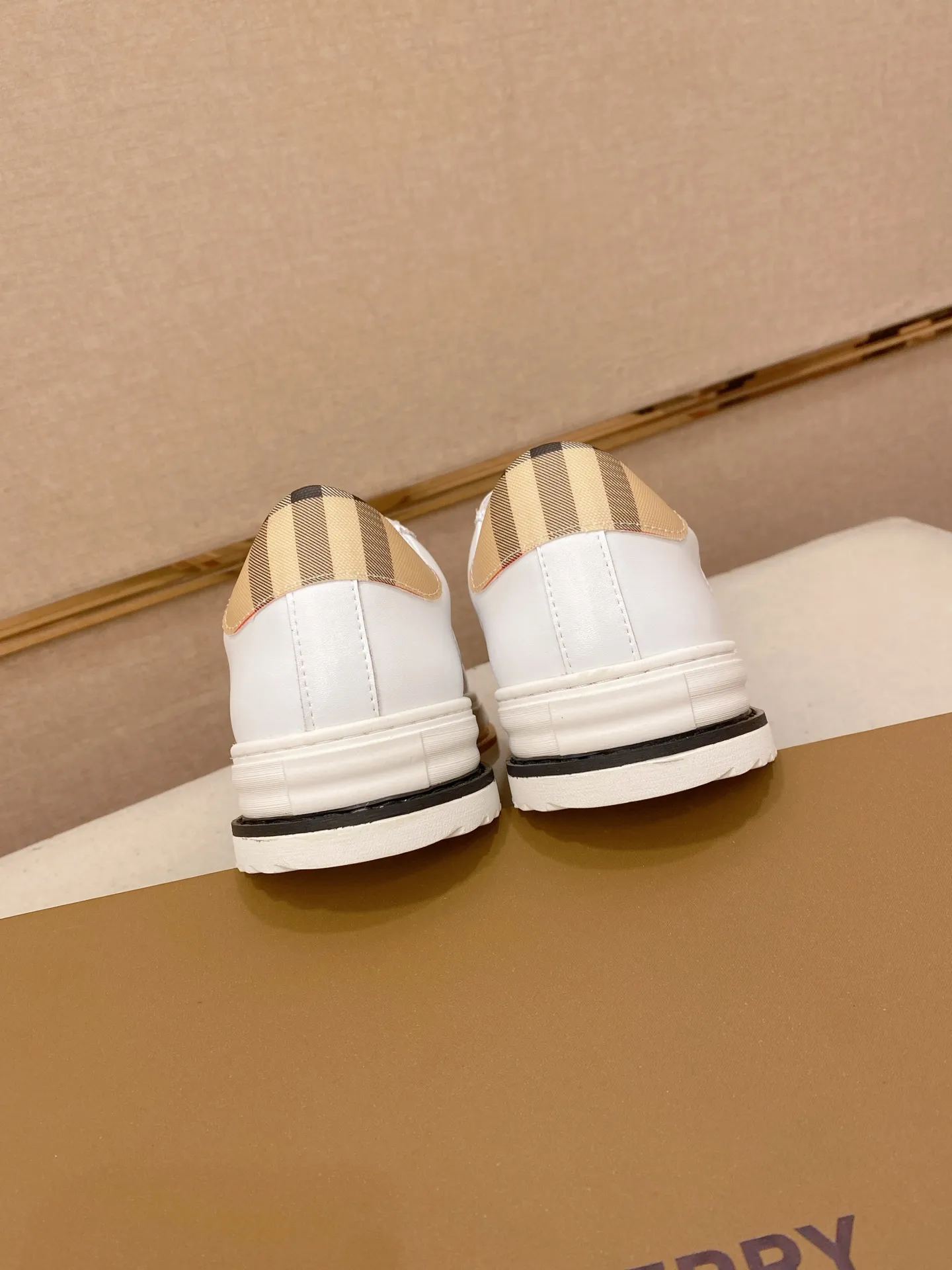 Men's shoes 💰: 420💰🇮🇹🇮🇹BURBERRY's top purchasing agents are available simultaneously at the counter. 🔍🔍On sale at the same time. Positive code number: 38-44 Italian imported first-layer cowhide with fabric. Fully imported sheepskin lining, sole: the original sole is specially provided by the original factory, the exclusive movable molded sole is super comfortable, the original factory follows the order, 🔍🔍high quality, you can go in and out of the counter at will, welcome to compare. Can be customized. 45 non-refundable